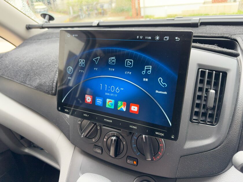 NV200バネットに取り付けたPORMIDO 10.1インチディスプレイオーディオの全体