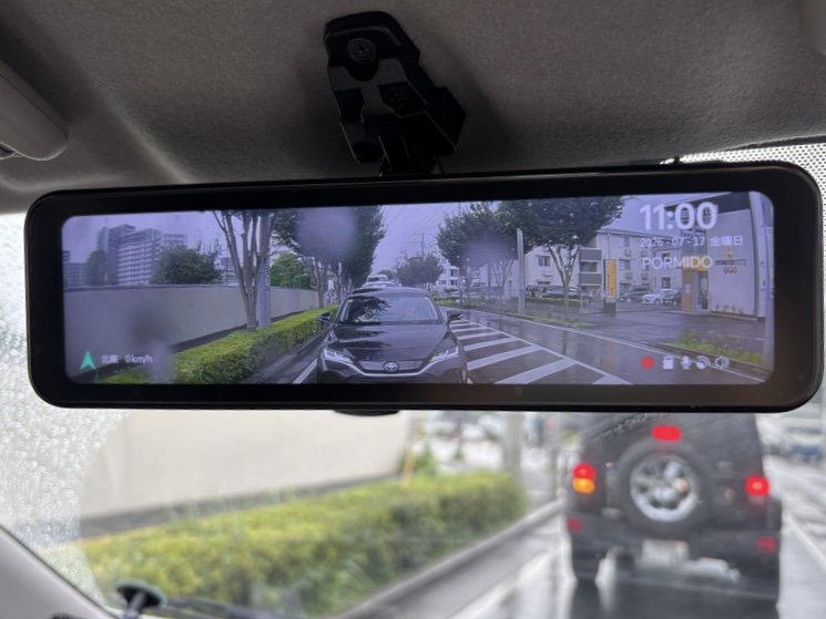 デジタルインナーミラーに映る雨の日の後方映像