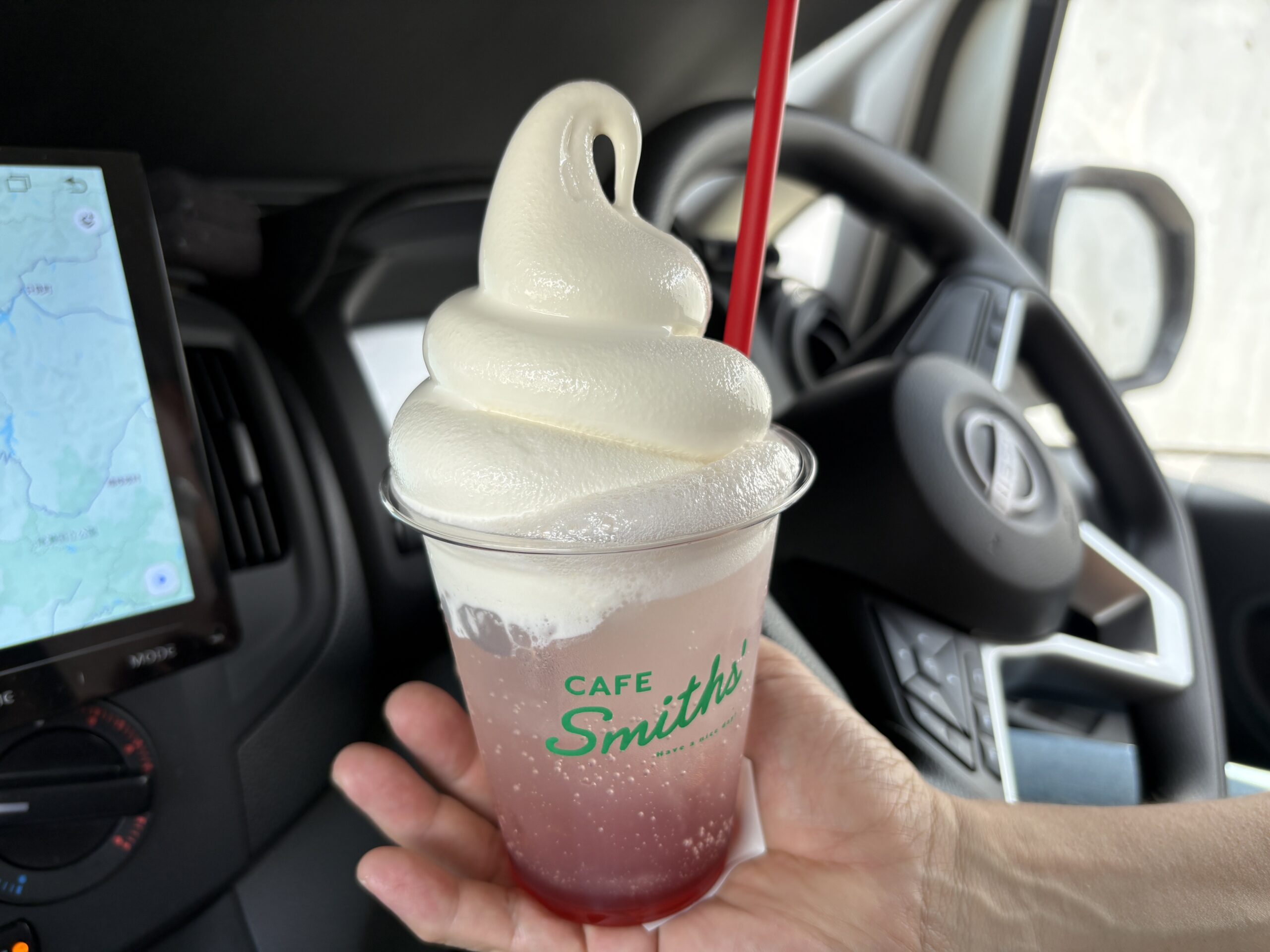 CAFE Smiths のスワスワフロート(ラズベリーソーダ)を車内で持ったところ